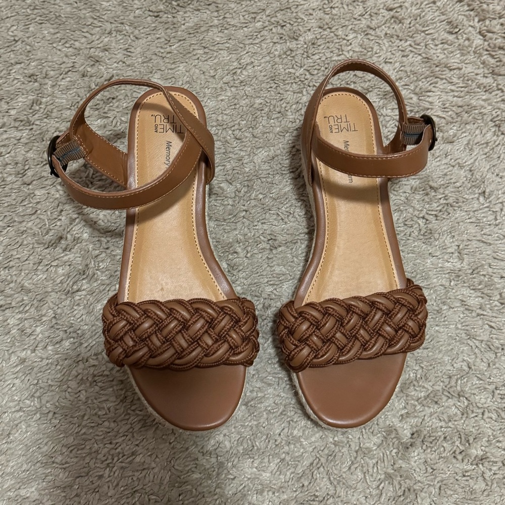 Woman’s wedges, size 7